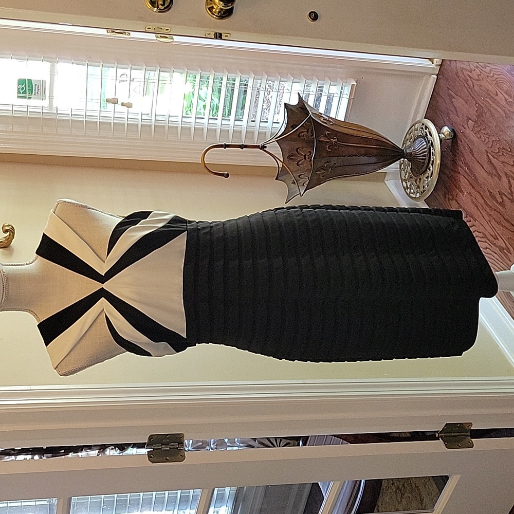 Adrianna Papell black white sleeveless tiered layer fitted dress stretch 10 EUC…